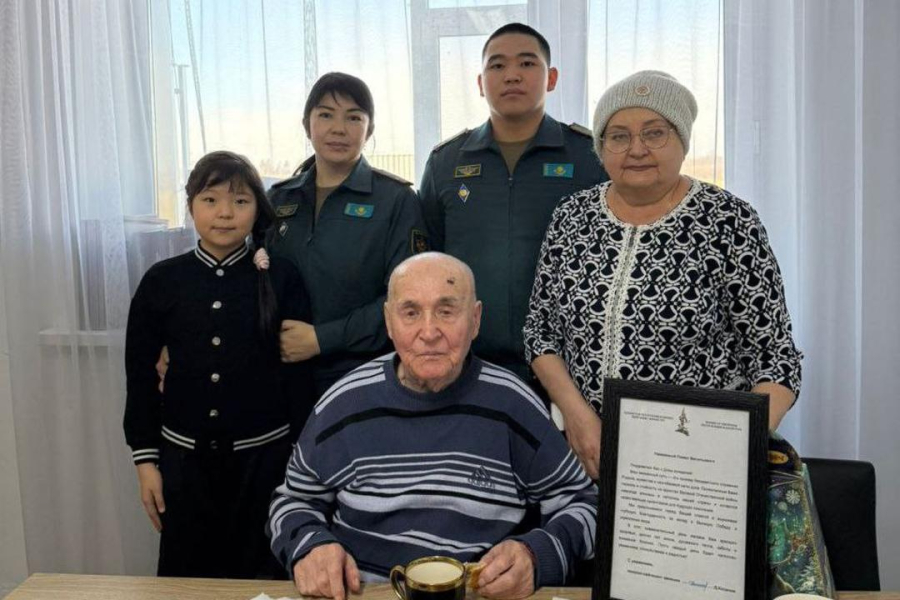 Военнослужащие поздравили фронтовика с двойным праздником в Костанае