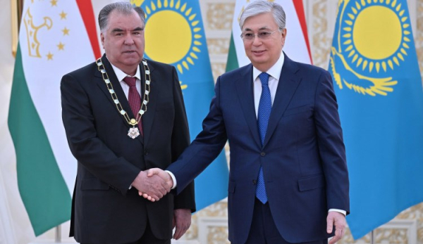 Касым-Жомарт Токаев наградил Эмомали Рахмона орденом «Алтын Қыран»