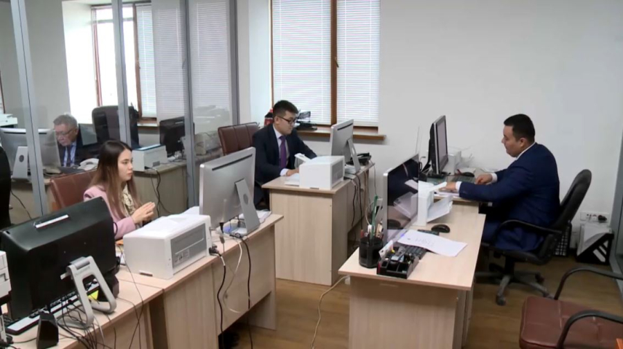 Зарплаты госслужащим в Казахстане будут повышать раз в три года
