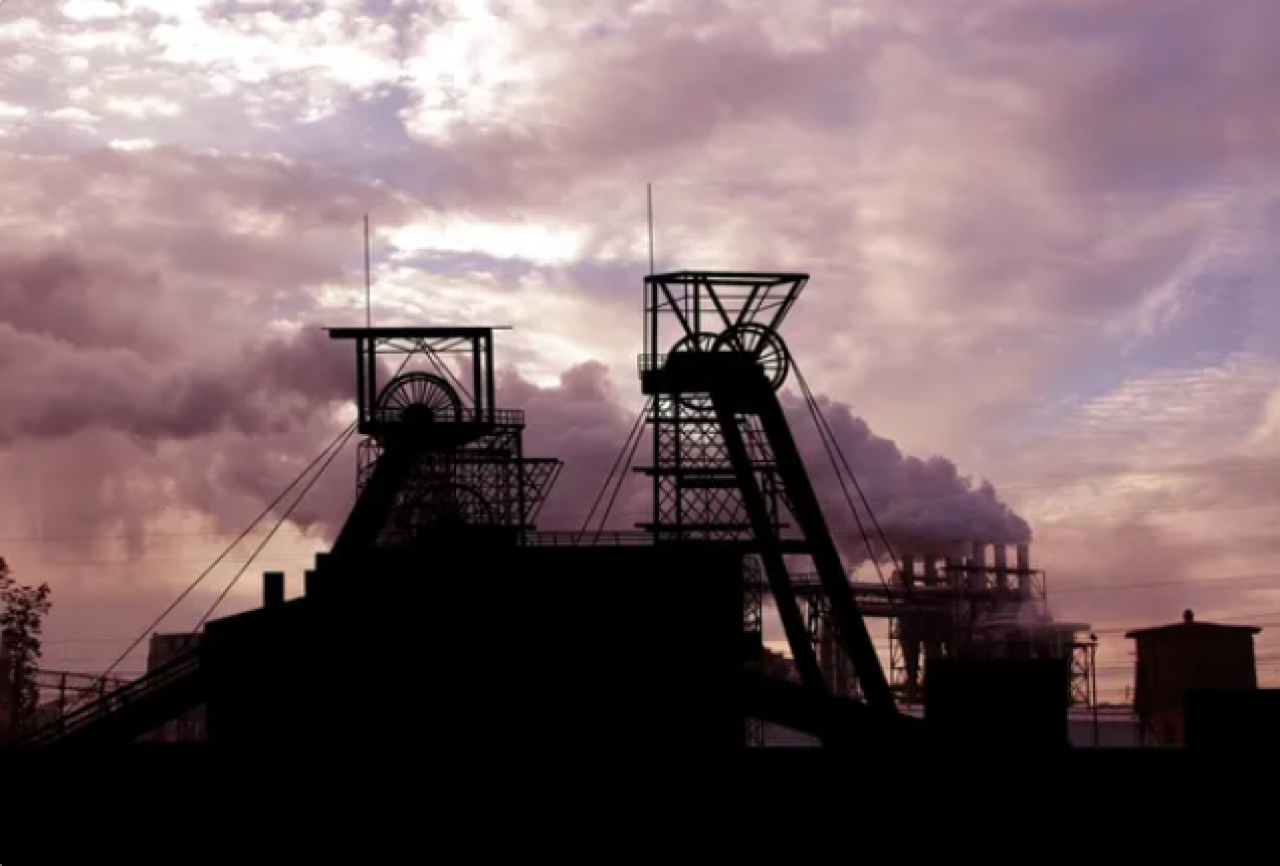 Застрявших после аварии на угольной шахте шахтёров спасли в Китае