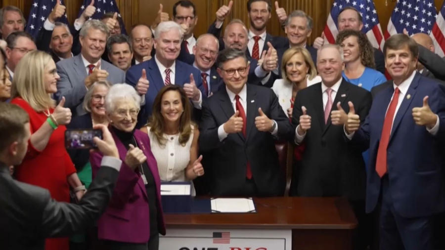 Трамптың бюджеттік заң жобасы қабылданды