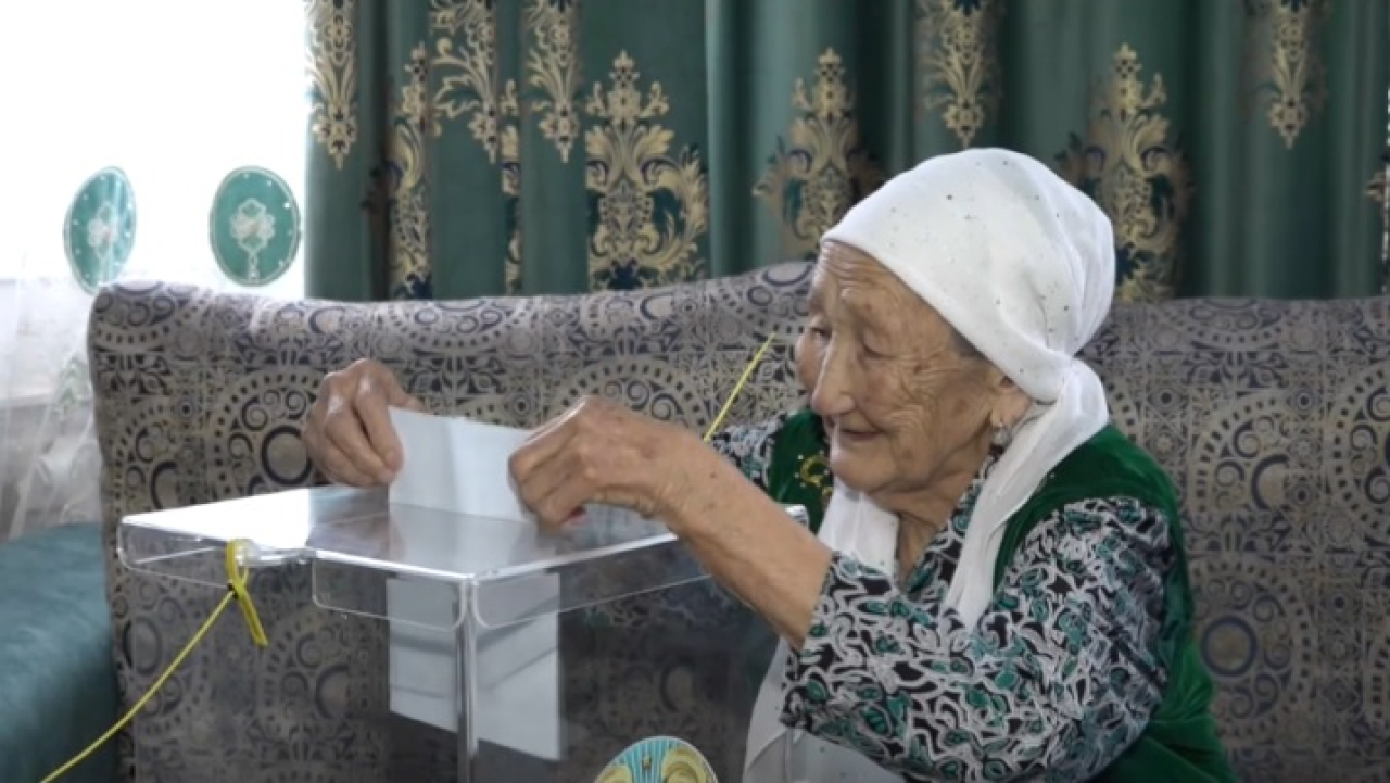 104-летняя жительница Семея приняла участие в референдуме