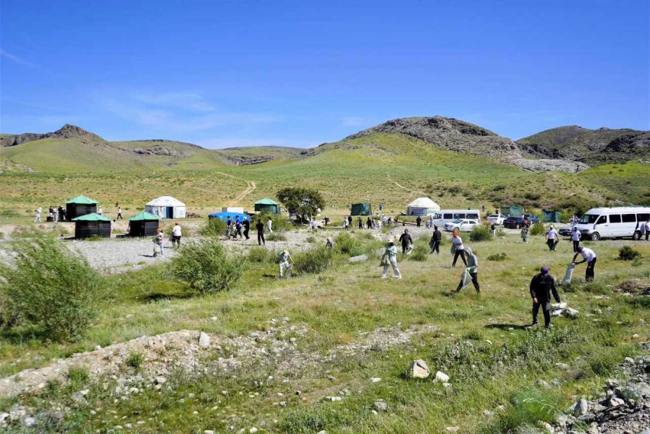 Волонтерская ассоциация Jas Turkistan принимает активное участие в уборке территорий