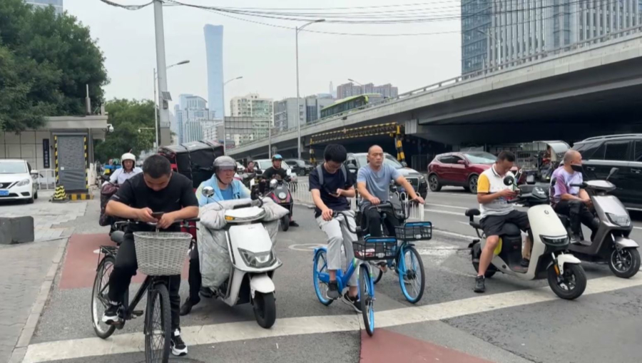 Қытайда әр төртінші адам мопед мінеді