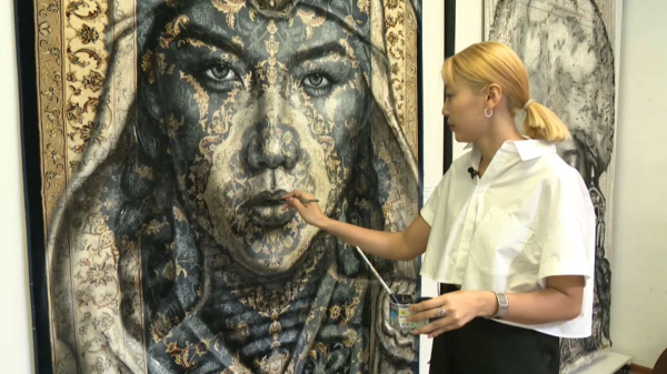 Алматылық Әсел Сабыржанқызы кілем бетіне сурет салады