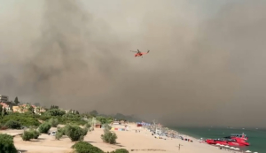 На острове Родос эвакуировали тысячи людей из-за пожаров