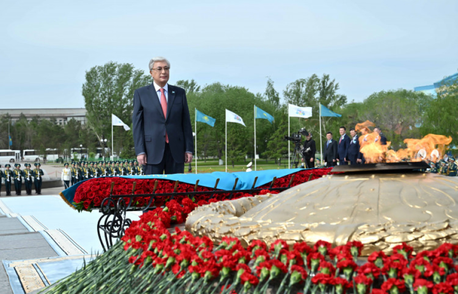 Мемлекет басшысы «Отан Ана» монументіне гүл шоғын қойды