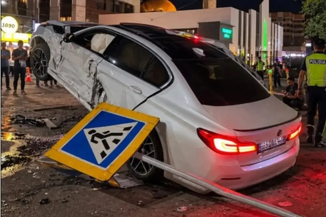Алматыда BMW көлігі мен такси соқтығысып, екі адам зардап шекті