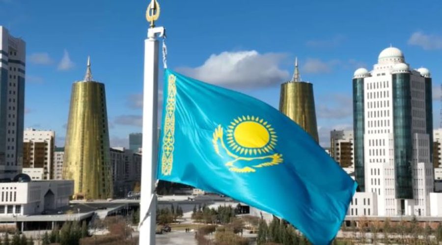 Президент Мемлекеттік ту көтеру рәсіміне қатысты