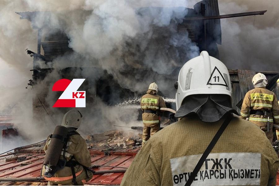 Пожар в трехэтажном здании тушат в Астане
