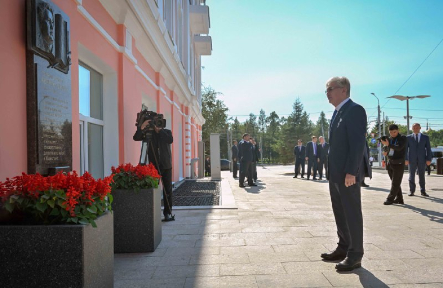 Мемлекет басшысы майдангер Кемел Тоқаевқа арналған ескерткіш тақтаға гүл шоғын қойды