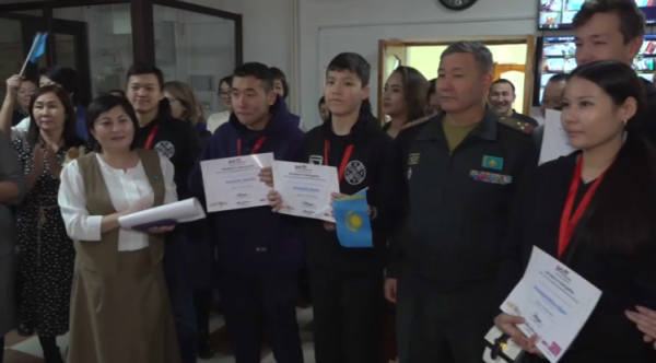 Семейлік оқушылар жүк көтергіш робот құрастырды