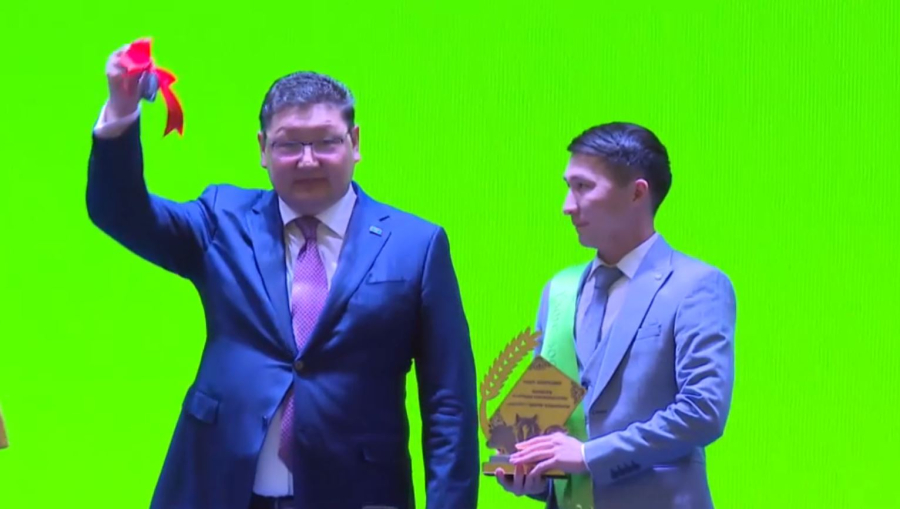 Семейде шаруаларға 10 автокөлік сыйлады