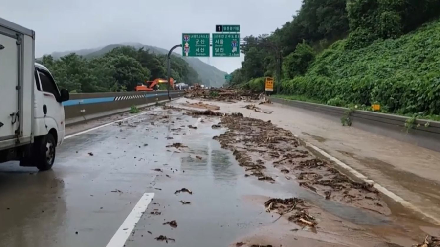 Кореяда жауыннан кейін сел жүріп, екі адам қаза тапты