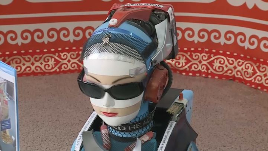 Туркестанские школьники создают роботов из бытовых предметов