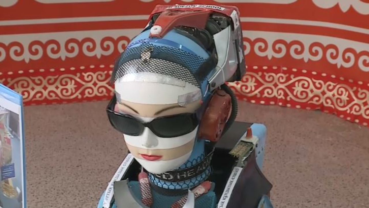 Туркестанские школьники создают роботов из бытовых предметов