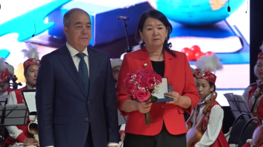 Наградами отметили 56 педагогов в ЗКО