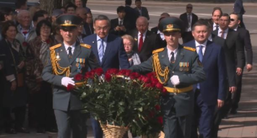 Цветы к памятнику Каныша Сатпаева возложили в Алматы