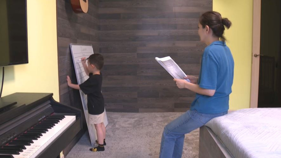 Пишет, читает и подбирает мелодии: история юного вундеркинда из Алматы