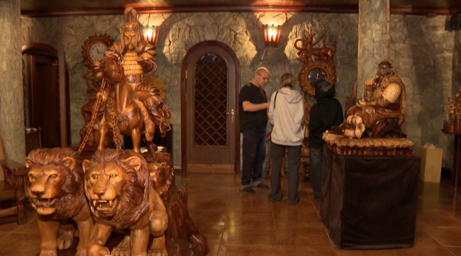 Ағаштан қазақ хандарының мүсін жасаған өскемендік шебер таңғалдырды