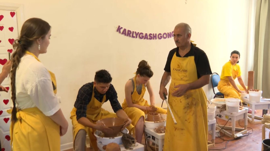 Гончар из Турции проводит мастер-класс в Астане