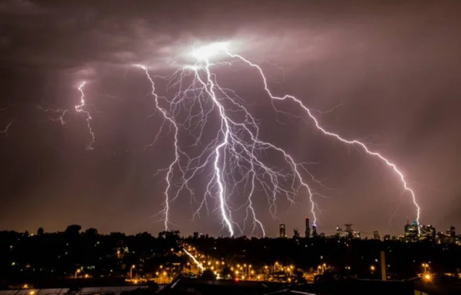 Штормовое предупреждение объявили почти на всей территории страны