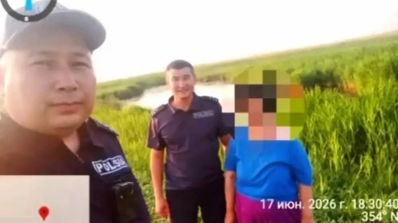 Босиком через болото: полицейский спас пропавшую жительницу области Абай