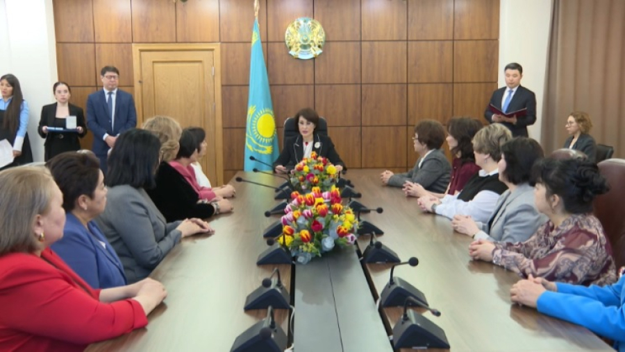 Министр здравоохранения вручила награды врачам в Астане