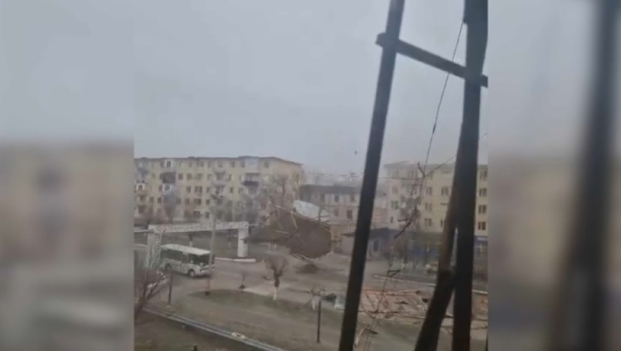 Ветер сорвал крыши домов и повалил деревья в Жанатасе