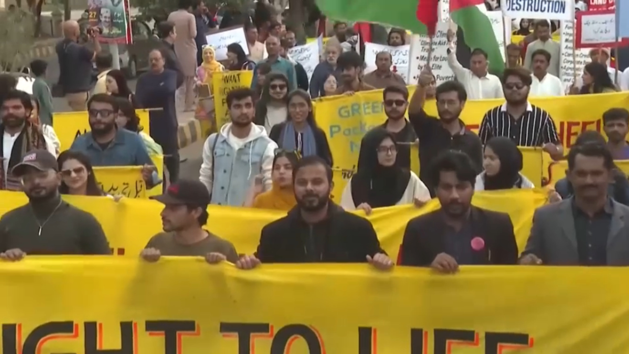 Экоактивисты вышли на протест в Карачи