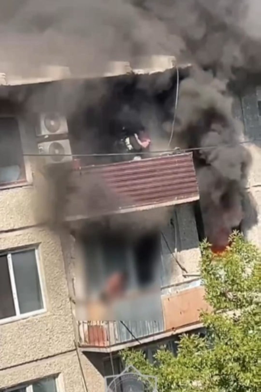В Атырау из горящей пятиэтажки спасли пятерых жильцов
