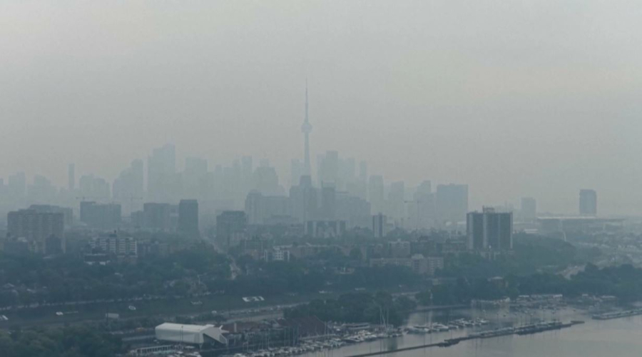 Небо над Торонто окутало дымом от лесных пожаров