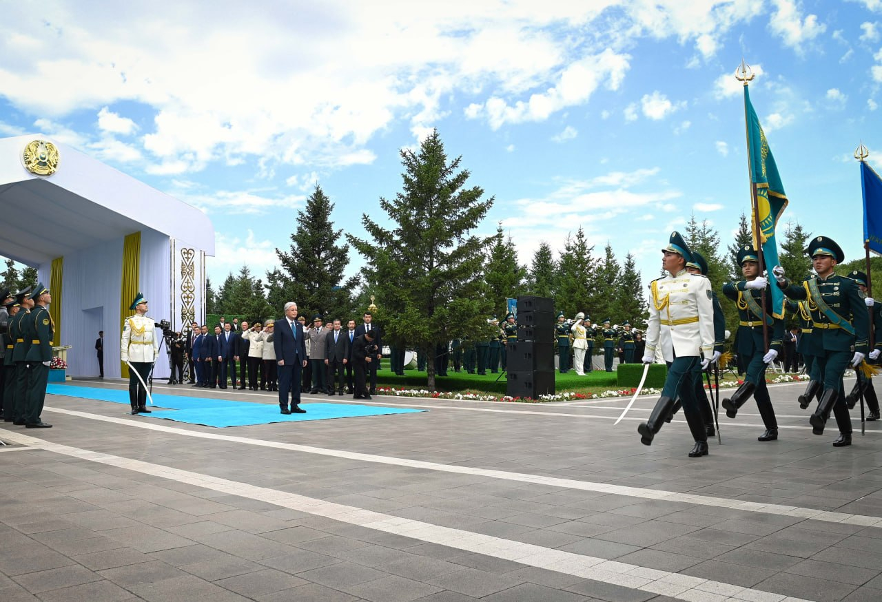 Токаев принял участие в церемонии поднятия Государственного флага
