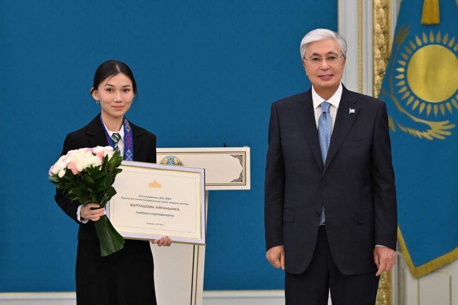 Токаев наградил призёров Международных олимпиад