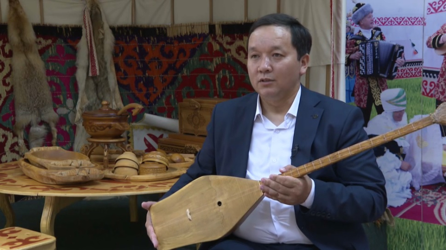 Домбру с двухвековой историей бережно хранит житель Кокшетау