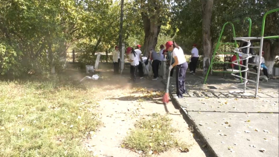 Бестөбе кентінің тұрғындары көшелер мен саябақты тазартты
