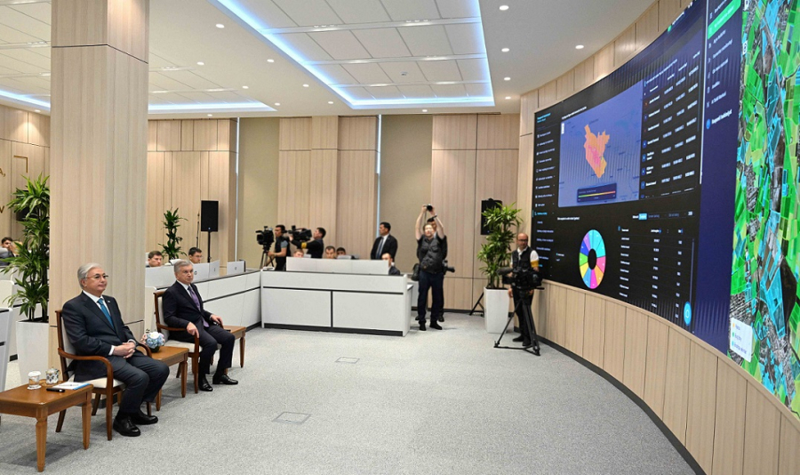 Главы Казахстана и Узбекистана посетили Ситуационный центр