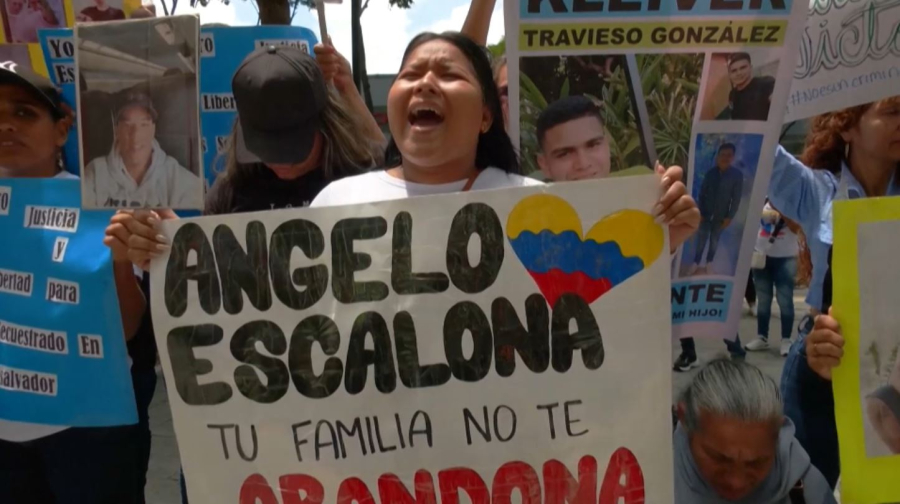 Семьи мигрантов из Венесуэлы требуют освободить близких из тюрьмы Сальвадора
