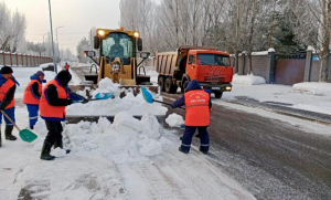 Елордадан бір түнде екі мыңға жуық жүк көлігімен қар шығарылды