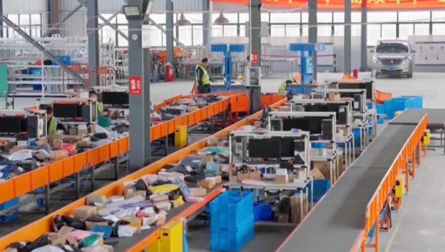 США обложили налогом все китайские товары дешевле $800