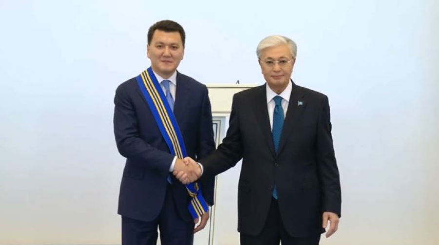 Президент вручил госнаграды в честь Дня Республики