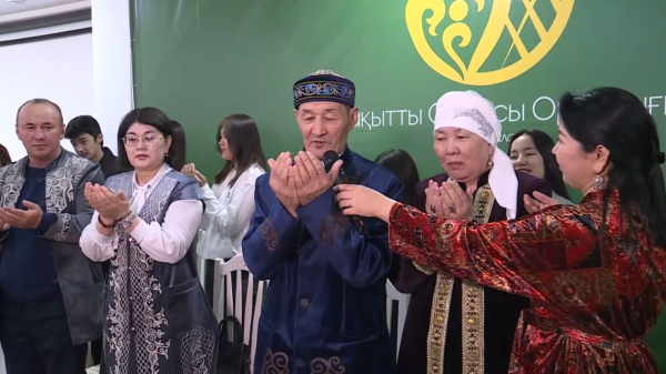 Алтын той иелері жас жұпқа бата берді