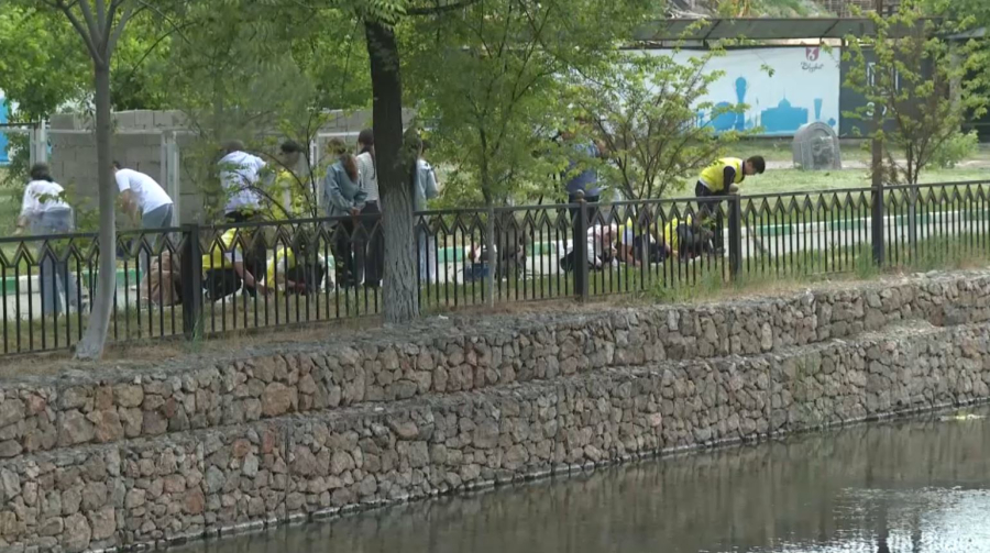 Шымкентте еріктілер Қошқар ата өзенін қоқыстан тазартты