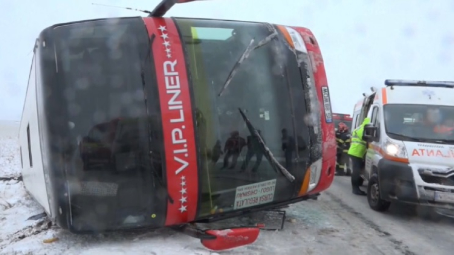 Автобус с 36 пассажирами перевернулся в Румынии