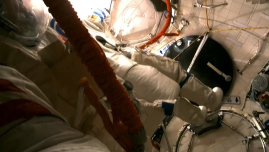 Экипаж «Шэньчжоу-20» совершил первый выход в открытый космос
