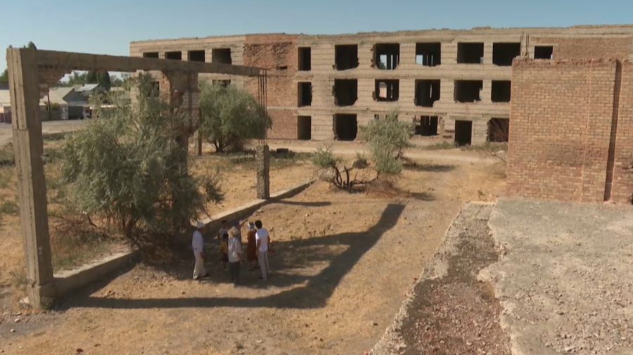 Сельчане просят восстановить заброшенное здание в Жамбылской области