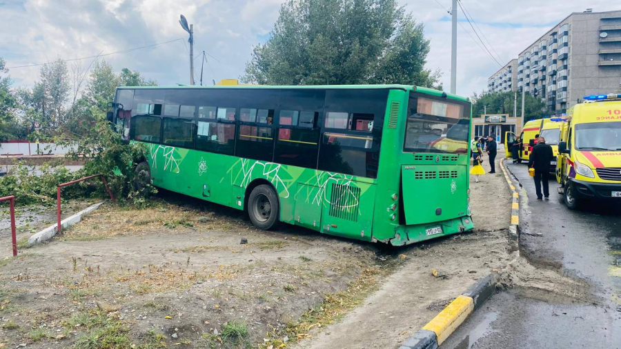 Автобус попал в ДТП в Семее: есть пострадавшие