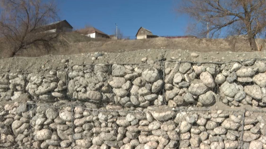 В области Жетысу усиливают защиту населенных пунктов от паводков