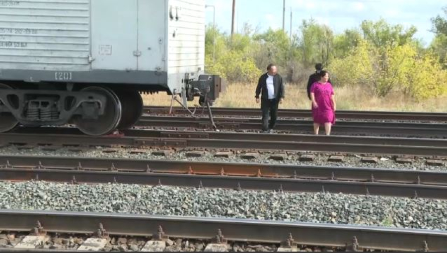 Ақтөбеліктер теміржолды кесіп өтуге мәжбүр