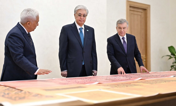 Мирзиёев передал Токаеву ряд исторических документов